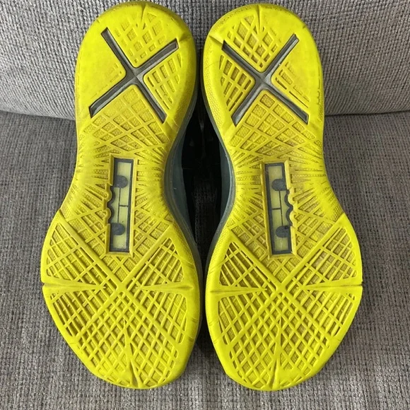 LeBron 10 Dunkmam sneaker in youth size 6 - Picture 9 of 10